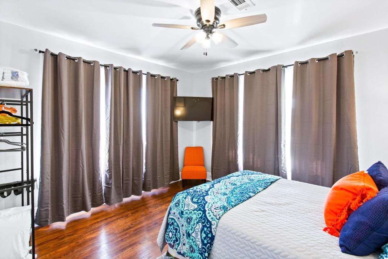 Chateau Des Amis Galveston Bagian luar foto
